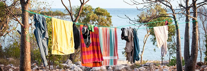Wäscheleine zwischen Bäumen mit Blick aufs Meer